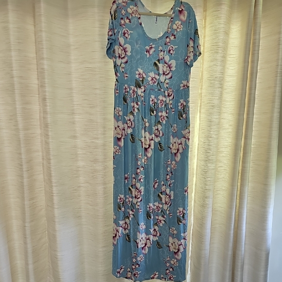Chic Floral Maxi Dress in Blue - Picture 1 of 3